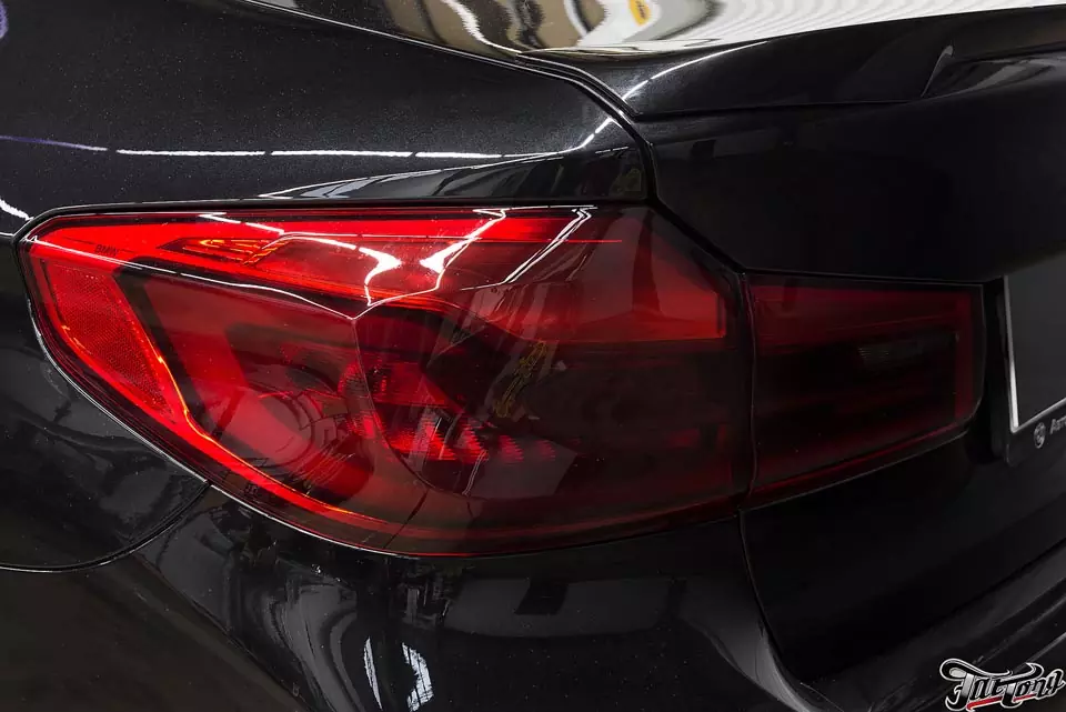 BMW 520d (G30). Установка спойлера на крышку багажника и заднее стекло. Тонировка задних фонарей лаком.